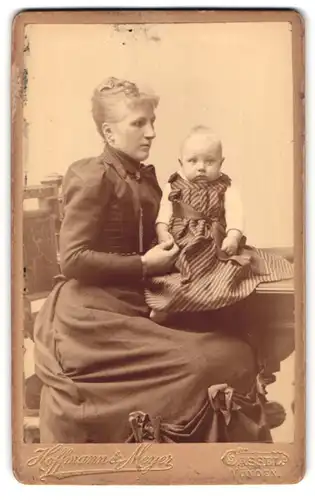 Fotografie Hoffmann & Meyer, Cassel, Portrait Mutter im Biedermeierkleid mit kleiner Tochter auf dem Schoss, Mutterglück