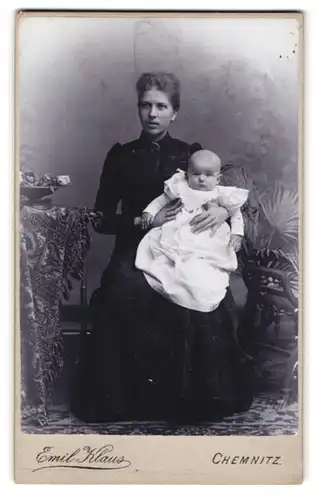 Fotografie Emil Klaus, Chemnitz, Reitbahnstr. 22, Portrait junge Frau mit ihren Kleinkind auf dem Schoss, Mutterglück