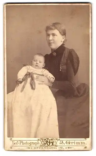 Fotografie Julius Grimm, Offenburg i. B., Portrait junge Mutter im Biedermeierkleid mit Neugeborenen im Arm, Mutterglück