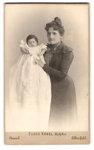 Fotografie Eugen Kegel, Cassel, Portrait stolze Mutter mit ihrer 2 monate alten Tochter, Mutterglück, 1900