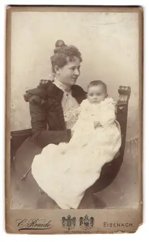 Fotografie C. Remde, Eisenach, Portrait junge Mutter mit stolzen Blick zeigt ihre Tochter Irmgard, Mutterglück