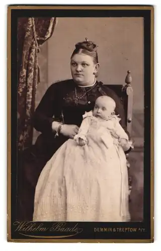 Fotografie Wilhelm Baade, Demmin, Anklamerstr. 5, Portrait rundliche Mutter mit ihrerm Kinde im Atelier, Mutterglück