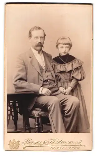 Fotografie Benque & Kindermann, Düsseldorf, Elberfelderstr. 4, Portrait Vater mit seiner Tochter im Atelier