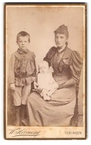 Fotografie W. Hornung, Tübingen, Portrait Mutter im Biedermeierkleid mit Sohn und Neugeborenen auf Schoss, Mutterglück