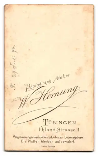 Fotografie W. Hornung, Tübingen, Portrait Mutter im Biedermeierkleid mit Sohn und Neugeborenen auf Schoss, Mutterglück