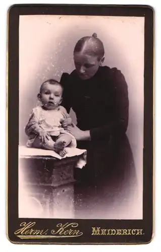 Fotografie Herm. Kern, Meiderich, junge Mutter mit positioniert ihr Kind für den Fotografen, Mutterglück
