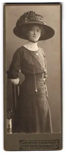 Fotografie Christian Lorenzen, Stralsund, Ossenreyerstr. 13, Portrait attraktive junge Frau im schicken Kleid mit Hut