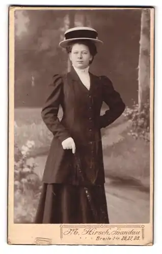 Fotografie M. Hirsch, Berlin-Spandau, Breite Str. 26-28, Portrait Dame im taillierten Kleid mit Hut und Schirm