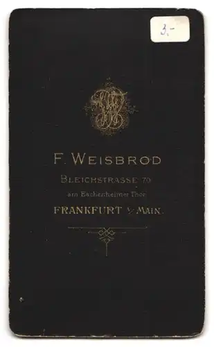 Fotografie F. Weisbrod, Frankfurt a. M., Bleichstr. 70, Portrait hübsche junge Frau im Biedermeierkleid mit Federhut