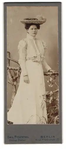 Fotografie Emil Rosenthal, Berlin, Neue Friedrichstr. 70, Portrait hübsche junge Dame im weissen Kleid mit breiten Hut