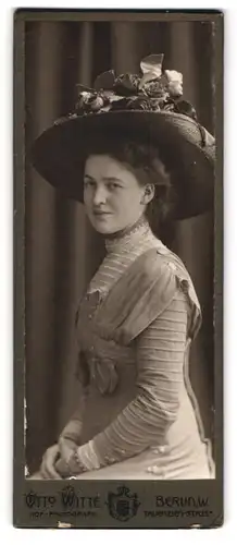Fotografie Otto Witte, Berlin, Tauenzien-Str. 13, Portrait junge Dame im gerafften Kleid mit breitemm Hut