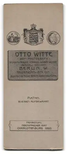 Fotografie Otto Witte, Berlin, Tauenzien-Str. 13, Portrait junge Dame im gerafften Kleid mit breitemm Hut