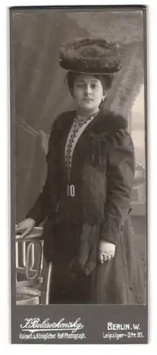 Fotografie J. Belozerkonsky, Berlin, Leipziger-Str. 91, Portrait Dame im Kleid mit Pelzstola und Pelzbesatz am Hut, 1908