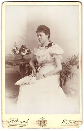 Fotografie P. Strnad, Erfurt, Portrait hübsche junge Dame im weissen Kleid mit Federfächer und Locken