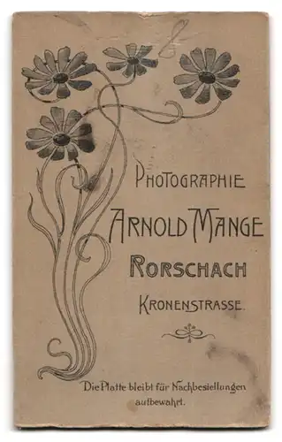 Fotografie Arnold Mange, Rorschach, Kronenstr., Portrait süsses Mädchen im weissen Kleid mit grossen Hund auf der Bank