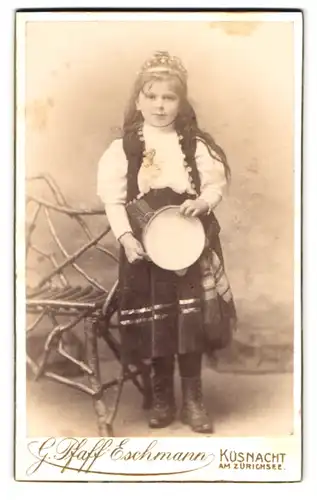 Fotografie G. Pfaff-Eschmann, Küsnacht, am Zürichsee, Portrait niedliches Mädchen als Zigeunerin mit Tamburin