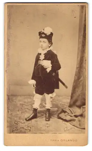 Fotografie Orlondo, Wien, Portrait niedlicher Knabe im Samtanzug mit Moustache und Schwert