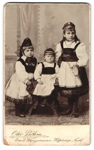 Fotografie Otto Böhm, Passau, Heilige Geiststr. 379, Portrait drei niedliche Mädchen in Trachtenkleidern posieren