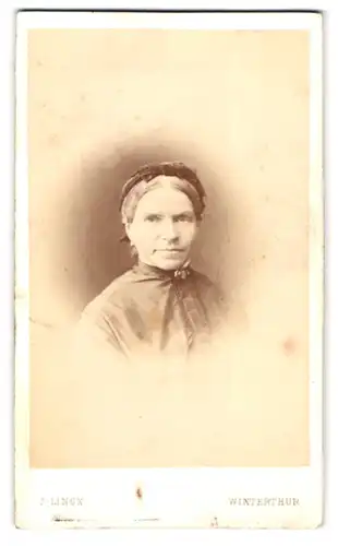 Fotografie J. Linck, Winterthur, Portrait ältere Dame im hochgeschlossenen Kleid mit Brosche