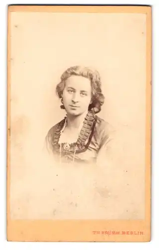 Fotografie Theodor Prümm, Berlin, Unter den Linden 51, Portrait junge Frau im Biedermeierkleid mit Halskette