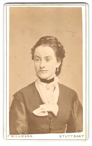 Fotografie F. Willmann, Stuttgart, Marien-Str. 36, Portrait junge Dame im Biedermeierkleid mit Halstuch und Zopf