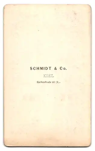 Fotografie Schmidt & Co., Kiel, Holstenstr. 22, Portrait Herr im Anzug mit Couleur und Walrossbart