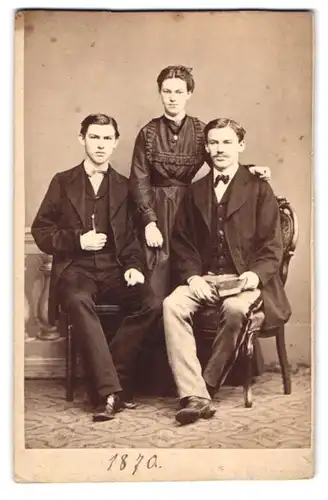 Fotografie A. H. Heckmann, Osnabrück, Johannes-Str. 68, Portrait Friedrich, August und Miner in feinen Kleidern