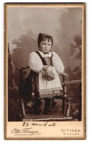 Fotografie Otto Mezger, St. Fiden, Portrait niedliches Mädchen als Rptkäppchen zum Fasching