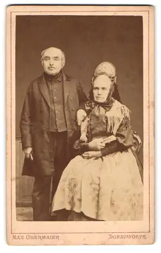 Fotografie Max Obermaier, Donauwörth, Portrait Familie Halbeck im Gründerzeitkleid und Anzug mit Haube