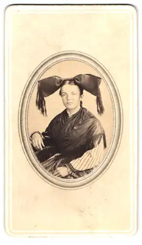Fotografie M. Hanser-Vogel, Schaffhausen, Portrait junge Frau im Trachtenkleid mit grosser Schleife auf dem Kopf