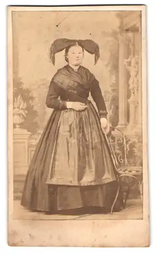 Fotografie Joh. Bucher, Basel, Clarastr. 31, Portrait junge Dame im Trachtenkleid posiert im Atelier