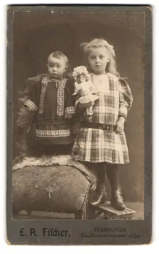 Fotografie E. A. Fischer, Hannover, Engelbostelerdamm 41 /42, Portrait zwei niedliche Kinder mit Puppe in der Hand