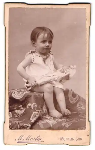 Fotografie M. Martin, Montbrison, Portrait kleines franzö- Mädchen mit Kleidchen mit ihrer Puppe