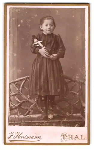 Fotografie J. Hartmann, Thal / Schweiz, Portrait niedliches Mädchen mit Porzellanpuppe im Arm