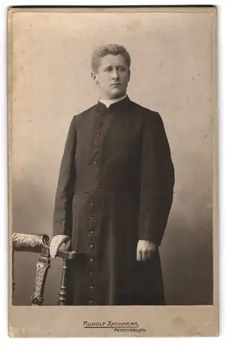 Fotografie Rudolf Zachharias. Regensburg, Portrait junger Pfarrer im Talar mit Collar