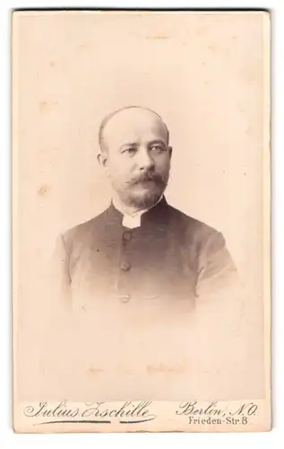 Fotografie Julius Zschille, Berlin, Frieden-Str. 8, Portrait Pfarrer im Talar mit Vollbart und Halbglatze