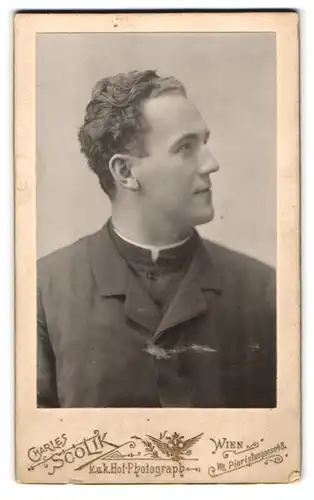 Fotografie Charles Scolik, Wien, Wienstr. 19, Portrait Pfarrer im Talar posiert im Seitenprofil