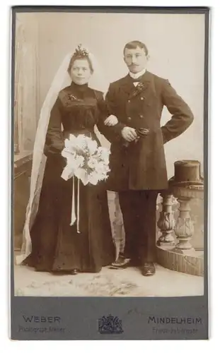 Fotografie Weber, Mindelheim, Freundsbergstr., Portrait Eheleute im schwarzen Hochzeitskleid und Anzug nebst Zylinder