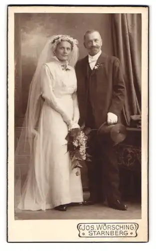 Fotografie Jos. Wörsching, Starnberg, Portrait Eheleute im Hochzeitskleid und Anzug mit Zylinder