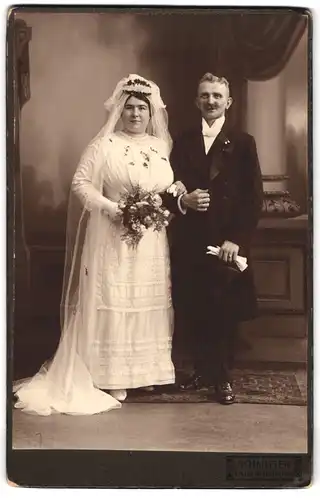 Fotografie Marcel Schmitter, Berlin, Berliner-Str. 130, Portrait Ehepaar im Hochzeitskleid und Anzug mit Moustache