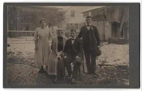 Fotografie unbekannter Fotograf und Ort, Portrait Braut im schwarzen Kleid nebst Bräutigam und Trautzeugen