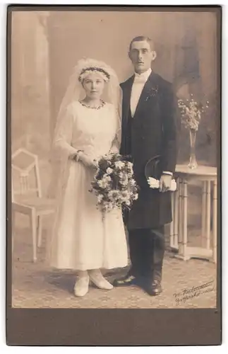 Fotografie unbekannter Fotograf und Ort, Portrait junges Ehepaar im Hochzeitskleid und Anzug mit Chapeau Claque