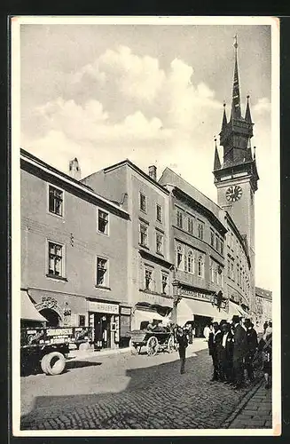 AK Znaim, Lebendige Einkaufstrasse mit Kutsche