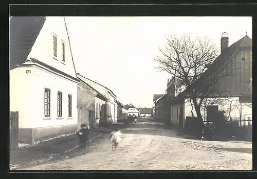 Foto-AK Adler Kosteletz / Kostelec nad Orlici, Strassenpartie mit laufenden Kindern