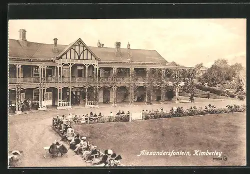 AK Kimberley, Alexandersfontein, Hotelgäste auf Bänken