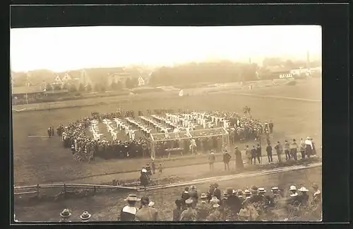 Foto-AK Kempten, Turnfest 1919, Turner bei Freiübungen auf dem Sportplatz