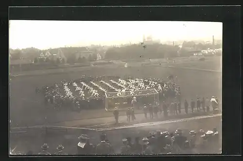 Foto-AK Kempten, Turnfest 1919, Turner bei Freiübungen auf dem Sportplatz