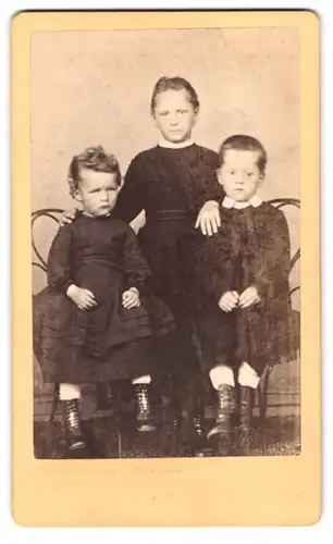 Fotografie C. Koller, Heiden, Portrait drei Kinder in zeitgenössischer Kleidung
