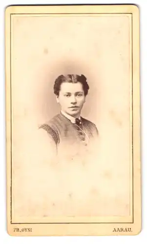 Fotografie Fr. Gysi, Aarau, Portrait junge Dame mit Kragenbrosche