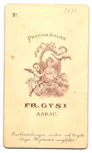 Fotografie Fr. Gysi, Aarau, Portrait junge Dame mit Kragenbrosche